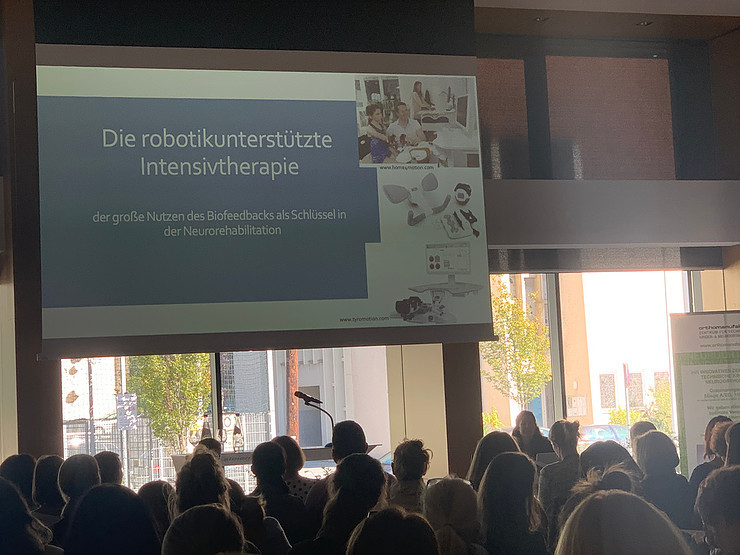 Physiotherapeuten hören sich den Vortrag von HOME4MOTION Ergotherapeuten Anna Steinkellner an.