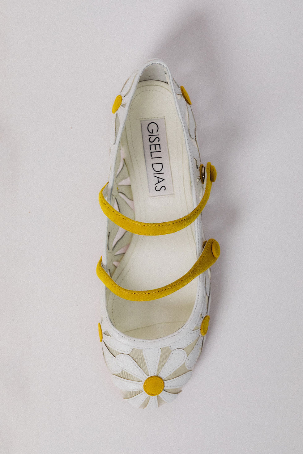 Yellow and white Doroty Margarida Mary Jane with leather daisies and yellow straps by Giseli Dias.