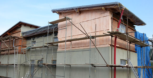 Věříme, že kvalitní izolace není jen o ochraně před extrémními teplotami, ale i o dlouhodobé úspoře nákladů a ochraně vaší ne