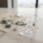 Paso 1 de la metodología de AIProPrime: análisis y auditoría representados por las piezas de un mecanismo de precisión desensambladas sobre un plano estratégico.