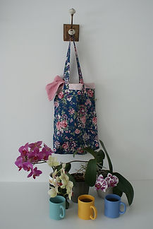 Tote-bag à fleurs sur fond bleu