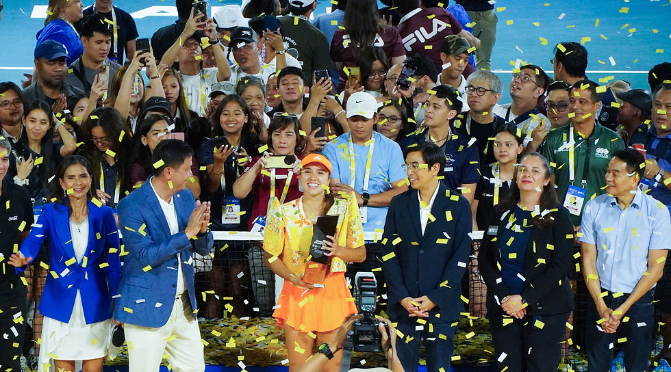 Manila champion Camila Osorio (centre) with the winning trophy, adorned with a traditional Filipino jacket. Credit: PhilTA / Philippine Women's Open