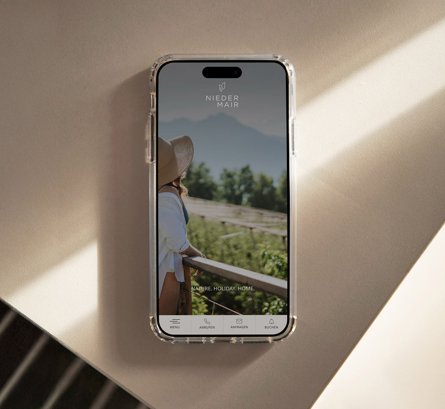 iPhone XS Max Hülle Mockup auf einem neutralen Hintergrund, zeigt das neue Design einer Webseite