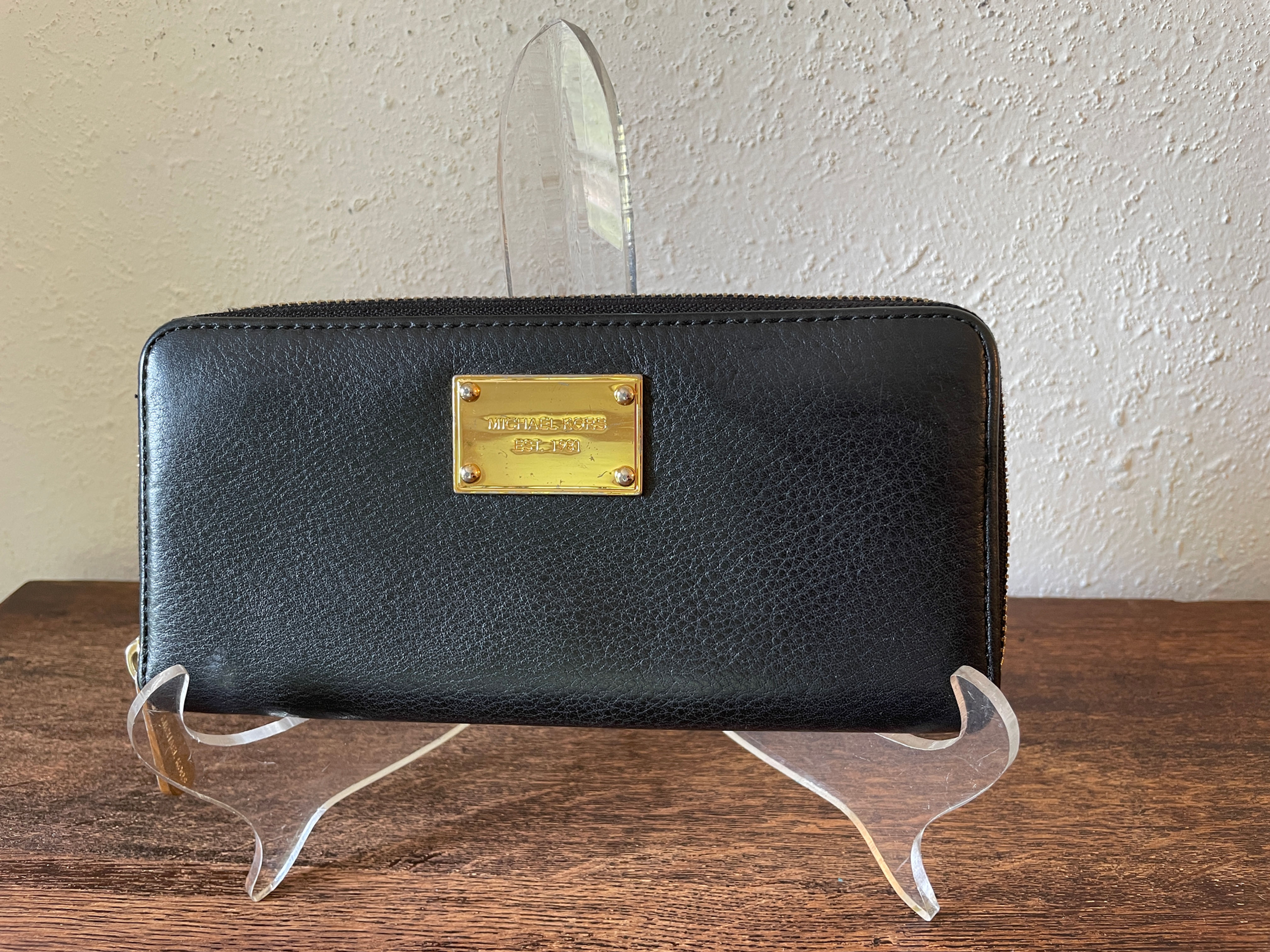 Lot 33 - Michael Kors Leather Wallet (Like New)