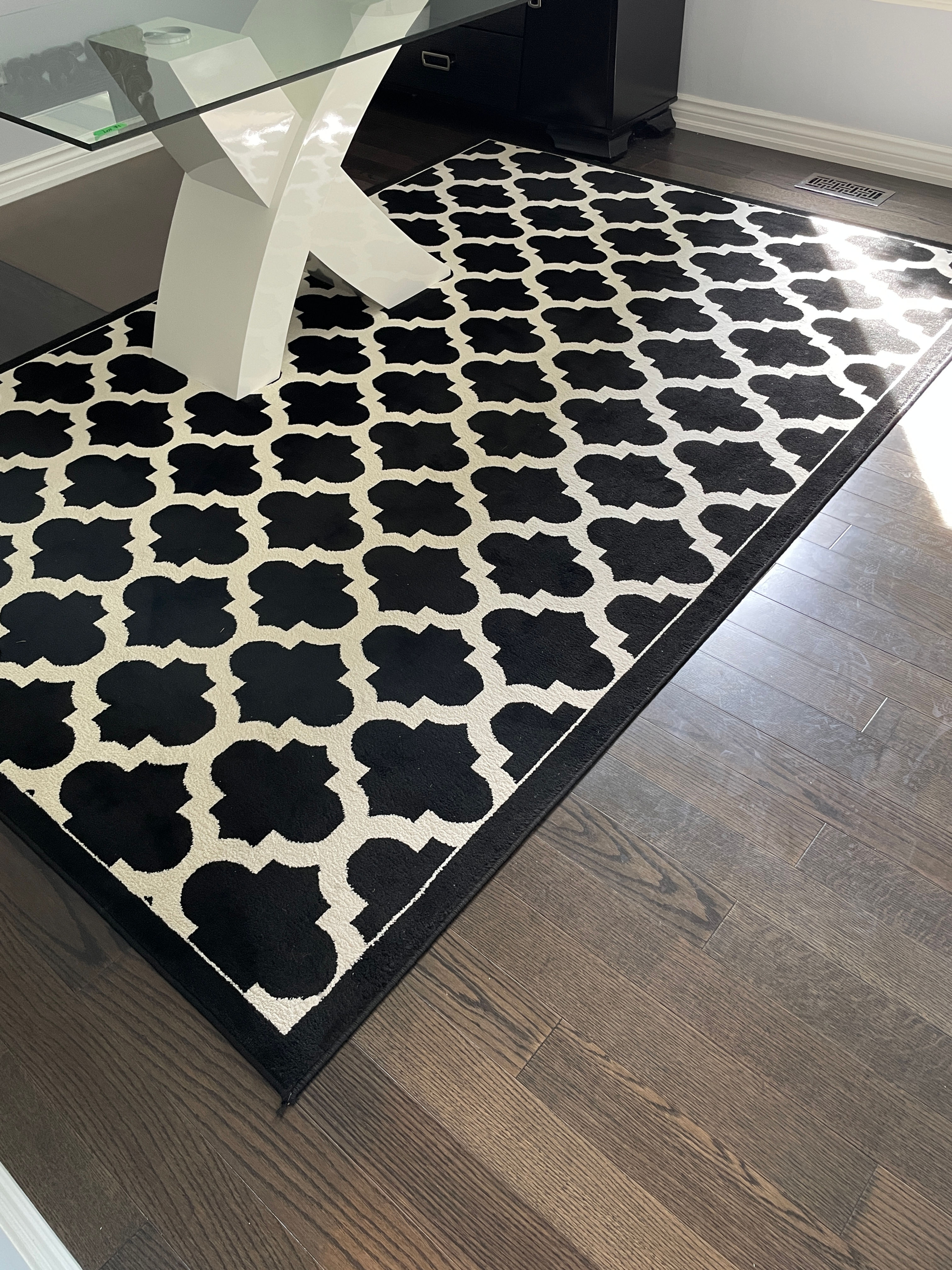 Lot 72 - Black & White Synthetic Carpet