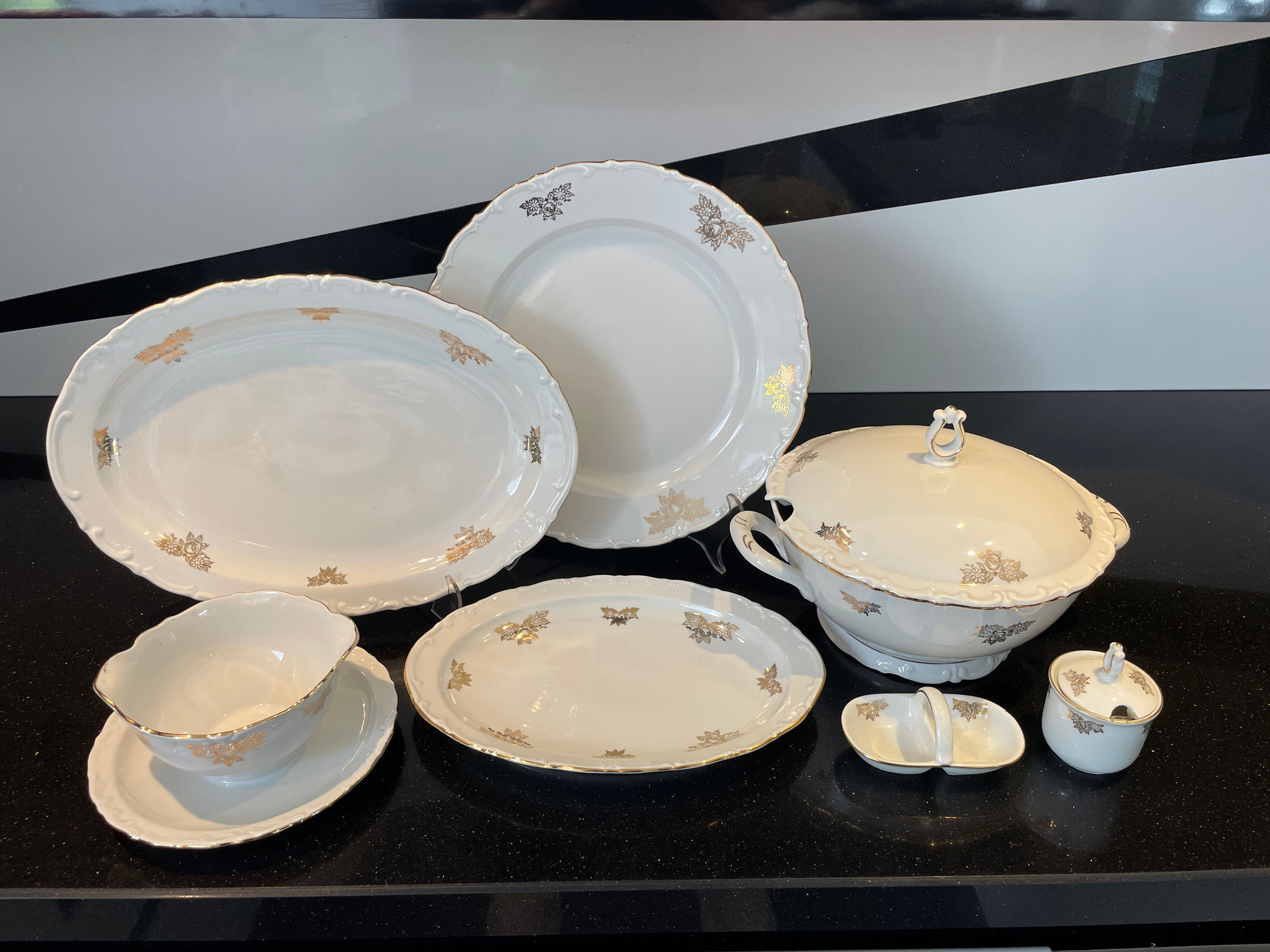 Lot 79 - Kahla Germany Serving Pieces