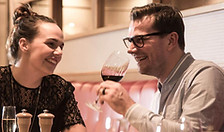DFDS-north_sea_bistro_paar_mit_wein.jpg