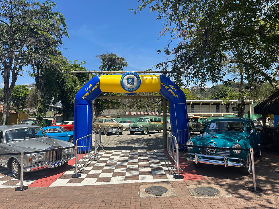 Entrada do evento com o Studebaker 1951 e o Rolls Royce 1971