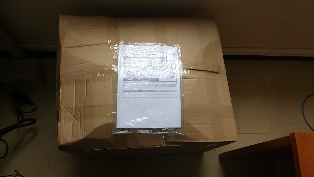 Caixa com os oito quilos de esponjinhas usadas