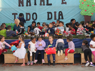 Crianças do CEISB recebem brinquedos arrecadados em campanha promovida pelo SESC em parceria com a R