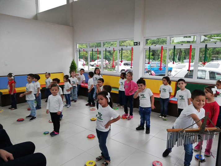 Alunos emocionam os convidados em sua primeira apresentação de natal da Escola Estância Betânia