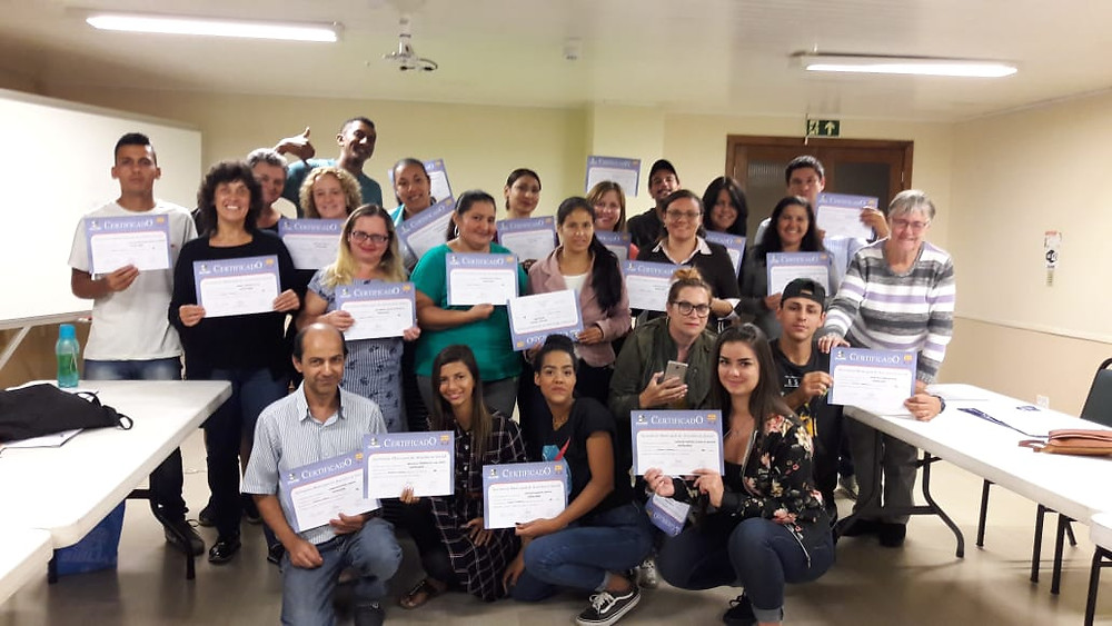 Alunos do curso de hotelaria com os certificados em mãos.
