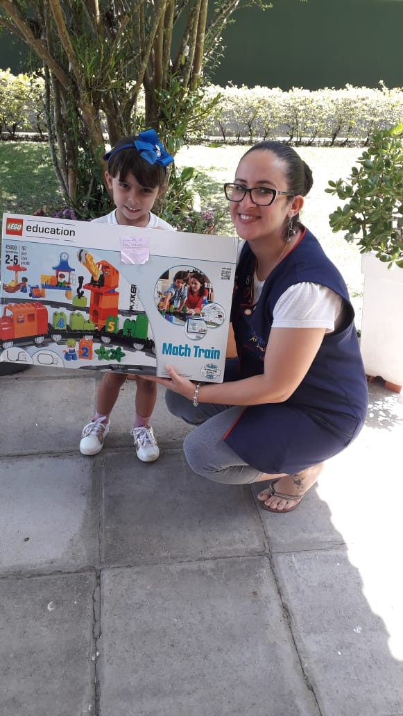 Alunos da Escola Aldeia Betânia ganham Kit Lego para brincar durante o verão