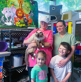 Devin Penn, Bryson & Grandma Pat Mullins of Carencro Louisiana came 4/11/2025 for our Seal Point female they named Cinnamon.