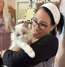 Christy Dunbar came 12/24/2025 from Lyles, TENNESSEE to get her favorite Ragamuffin, our Blue & White male she named ROUX.