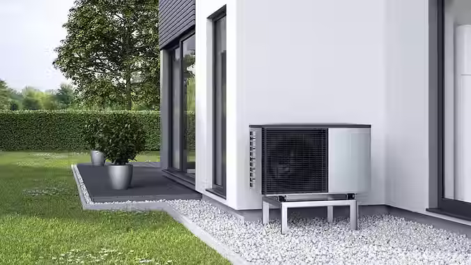 Viessmann Wärmepumpe als Außeneinheit am Einfamilienhaus – installiert durch Beusch und Brugman, energieeffiziente Heizlösung im Gartenbereich