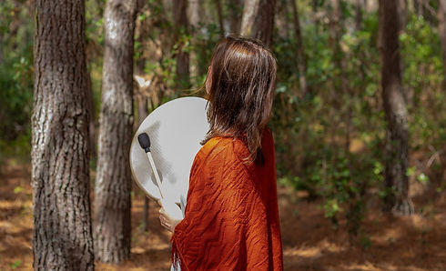 mulher tocando tambor