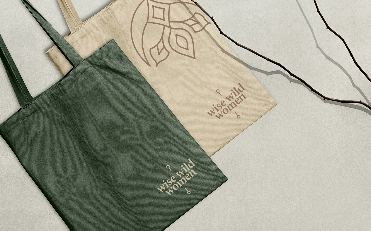 totebags na cor verde e natural com a marca aplicada