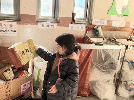 할머니를 도와드렸어요.