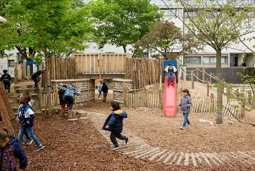 Entsiegelter Boden des Hofs eines Kindergartens (Bild: Joséphine Brueder / Ville de Paris)