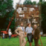 Alain Dominique Perrin, Marie-Claude Beaud und der Bildhauer César vor einer von dessen Arbeiten im Park der Fondation Cartier in Jouy-en-Josas bei Versailles 1984 (Bild: SBJ / ADAGP, Paris, 2024 Photographe D.R.)