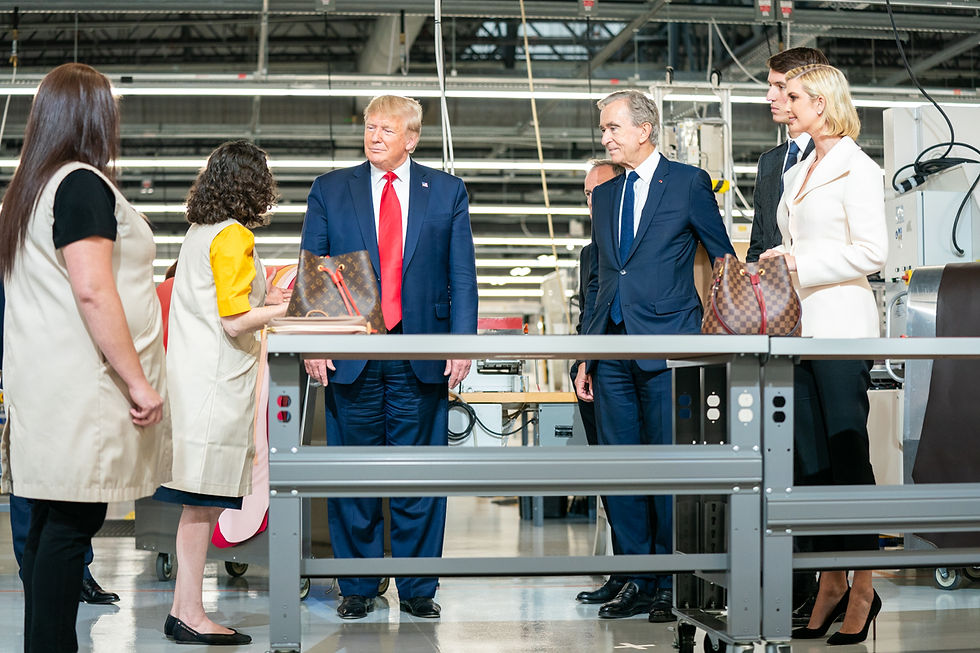 Bernard Arnault bei der Einweihung einer Louis-Vuitton-Produktionsstätte in Texas 2019 (Bild: Wikipedia)