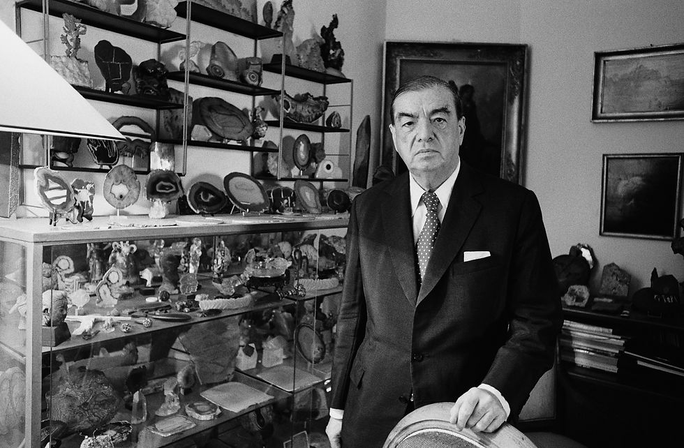 Kurz vor seinem Tod Ende 1978 ließ sich Caillois vor einem Teil seiner Mineraliensammlung ablichten (Bild: Sophie Bassouls)