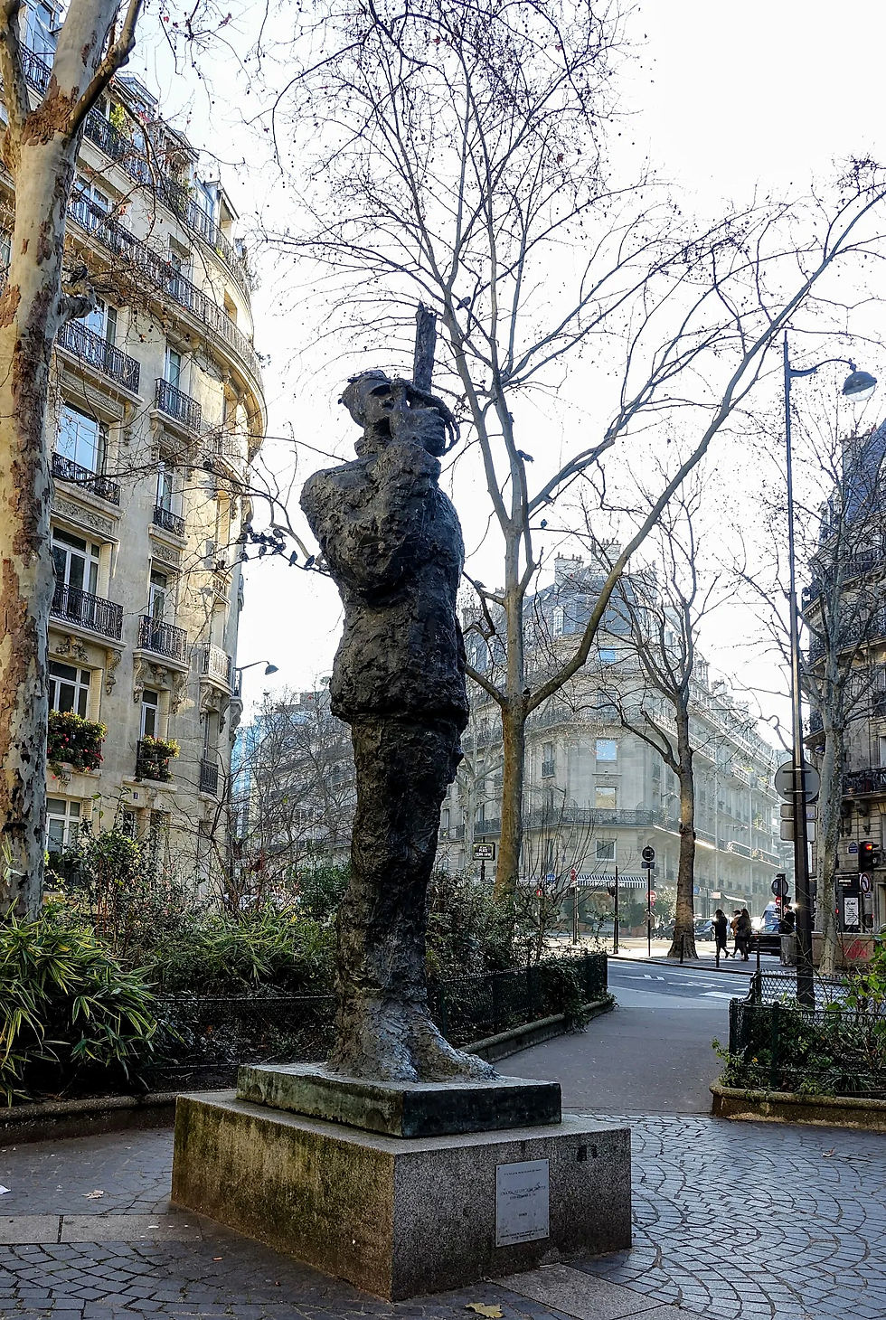 Die vier Meter hohe Bronzestatue des Bildhauers Tim, zwischen 1985 und 1988 geschaffen, sollte ursprünglich im Hof der École militaire stehen. Dort war 1905 als Höhe- beziehungsweise Tiefpunkt einer symbolischen Degradierungs-Zeremonie Dreyfus' Säbel zerschlagen worden. Wegen des Vetos der Armee landete die Statue erst in den Tuilerien, dann in einem obskuren Gärtchen. (Bild: flickr)