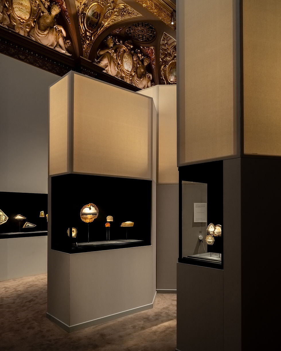 Ansicht der Ausstellung „Rêveries de pierres: Poésie et minéraux de Roger Caillois“ (Bild: L'École des arts joailliers)