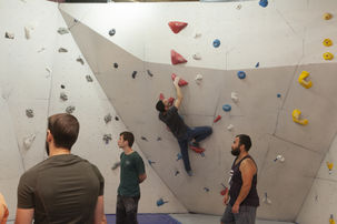 שיפוע שלילי בקיר טיפוס