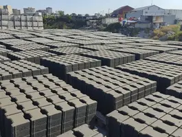 Kilit taşı, dayanıklılığı, uzun ömrü ve estetik görünümü sayesinde İstanbul’un hem konut alanlarında hem de ticari projelerinde en çok tercih edilen zemin kaplama ürünlerinden biridir. Doğru malzeme seçimi ve profesyonel uygulama ile hem şık bir görünüm sağlanır hem de yıllarca sorunsuz kullanım imkânı sunar. Kilit Taşı Fiyatları (2025 Güncel)