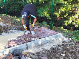 konak erva yapı çalışanı kilit taşı döşerken çekilmiş bir fotoğraf resim
