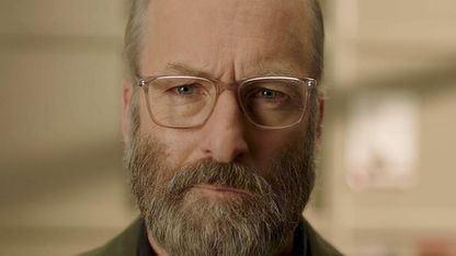 "לאקי האנק": בוב אודנקירק מנסה להמציא את עצמו מחדש בסדרה החדשה של AMC