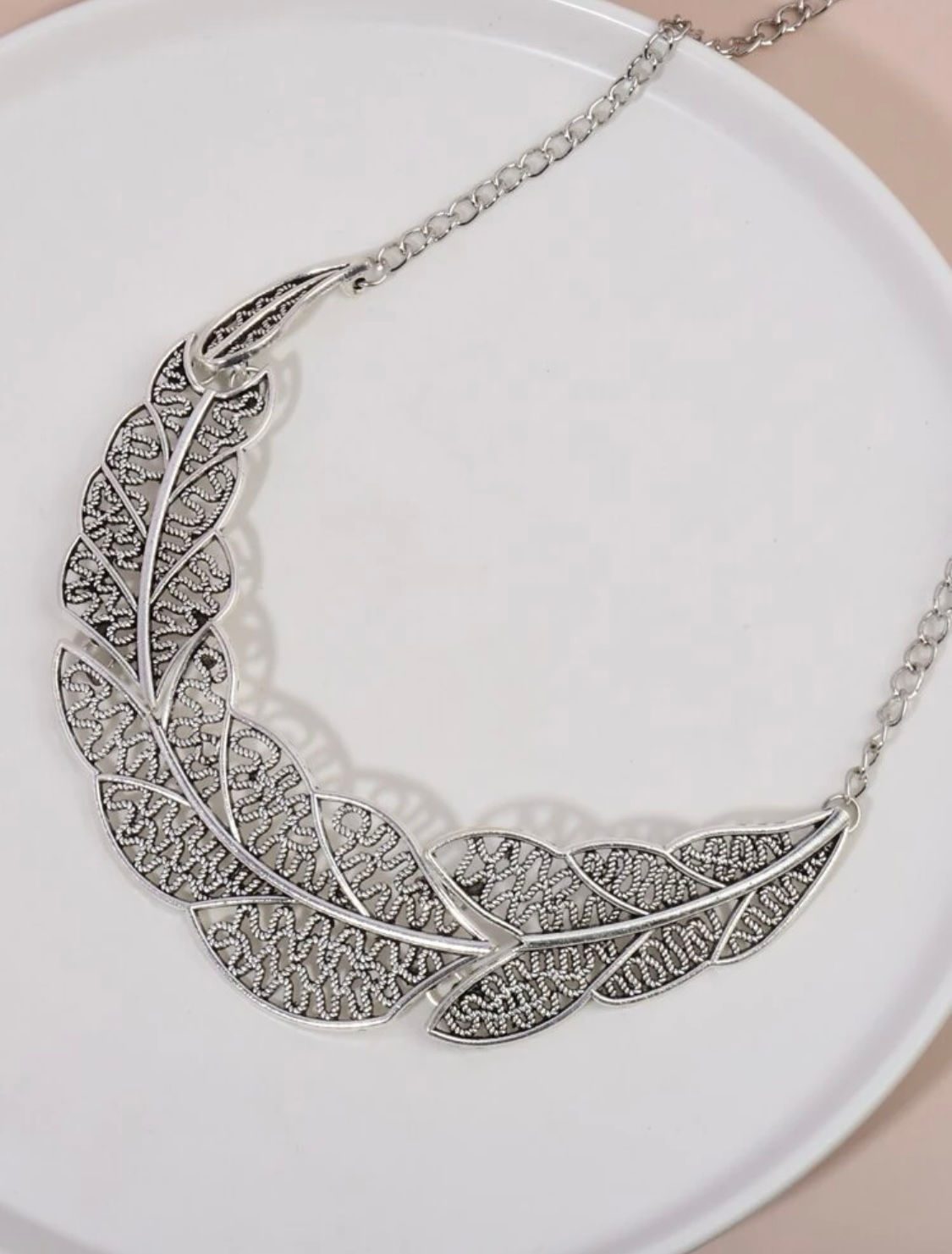 OVERLAPPING CARVED LEAVES NECKLACE