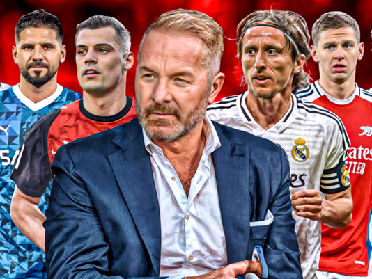 Igli Tare in conferenza stampa a Casa Milan: Rappresenta il direttore sportivo Igli Tare che parla ai giornalisti, simbolo della nuova era di mercato del Milan. Maglia Milan con nomi di calciatori (generica, esempio Reijnders o Theo Hernandez): Illustra i giocatori in uscita, chiarendo il concetto di "rifondazione" della rosa. Max Allegri in panchina o durante un allenamento: Simboleggia il nuovo assetto tecnico e le esigenze del tecnico per la prossima stagione. Pallone da calcio su un campo da gioco / Stadio San Siro: Immagine generica che contestualizza l'articolo nel mondo del calcio e del Milan. Simbolo del Milan (Diavolo): Rappresenta l'identità del club che sta per "cambiare volto". Terzini in azione (generici, come Theo Hernandez, Zinchenko, Udogie): Visualizza i ruoli chiave da rinforzare sulle fasce. Centrocampisti in azione (generici, come Xhaka, Modric, Javi Guerra): Illustra la priorità del centrocampo e i profili ricercati. Attaccanti (generici, come Gimenez, Mitrovic): R