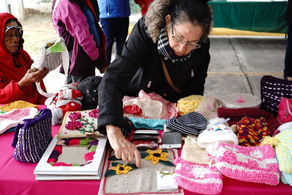 Con amor y dedicación, alumnas del DIF ponen en venta sus creaciones navideñas.