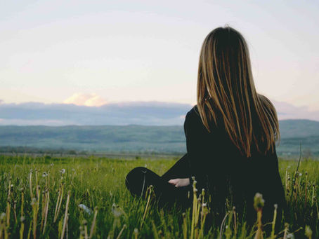 une fille qui regarde la montagne proche de la roche sur foron