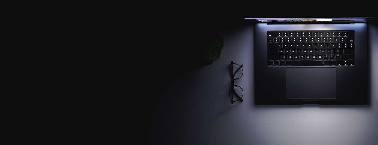 laptop-con-una-pantalla-brillante-en-una-mesa-en-el-espacio-de-copia-de-vista-superior-osc