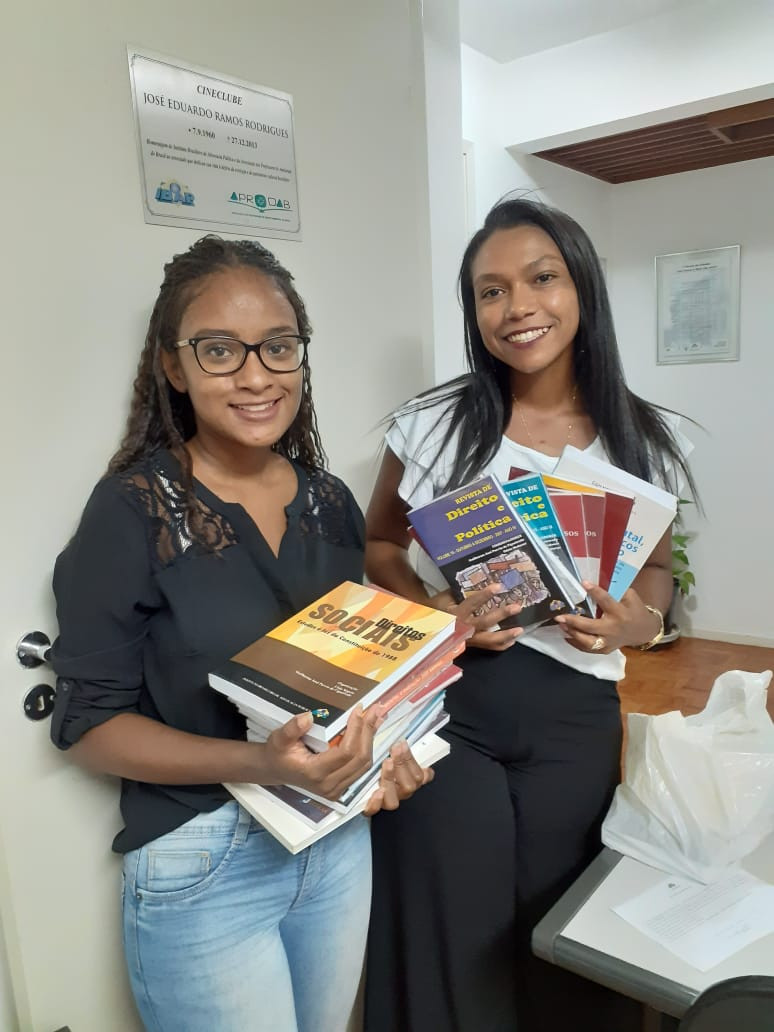 As estudantes Sandy Roberta Almeida (UNIP) e Mônica Santos (UNINOVE) levam exemplares da obra coletiva "Direitos Sociais à luz da Constituição de 1988" e da Revista de Direito e Política.
