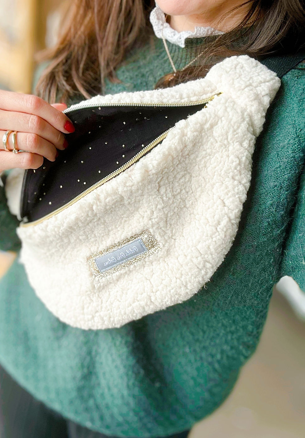 Miniature : Sac banane bandoulière Beige  teddy /noir à pois dorés 
