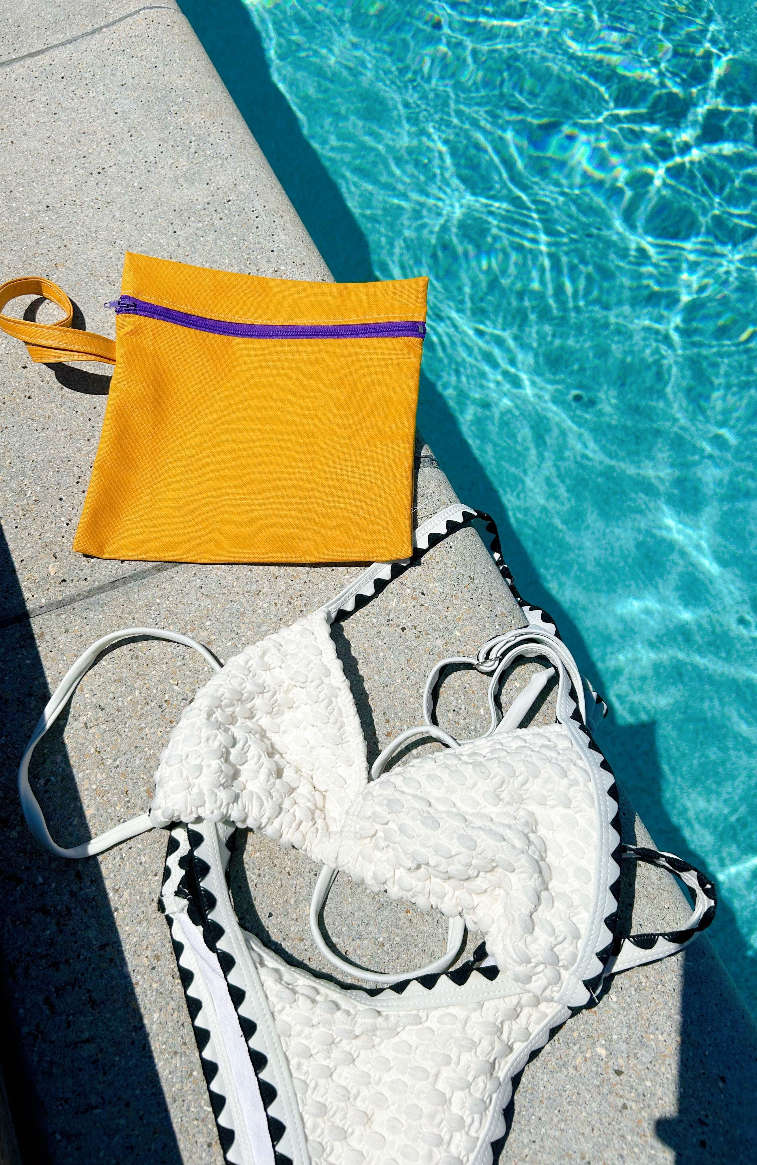 Pochette imperméable ( Jaune safran / violet )