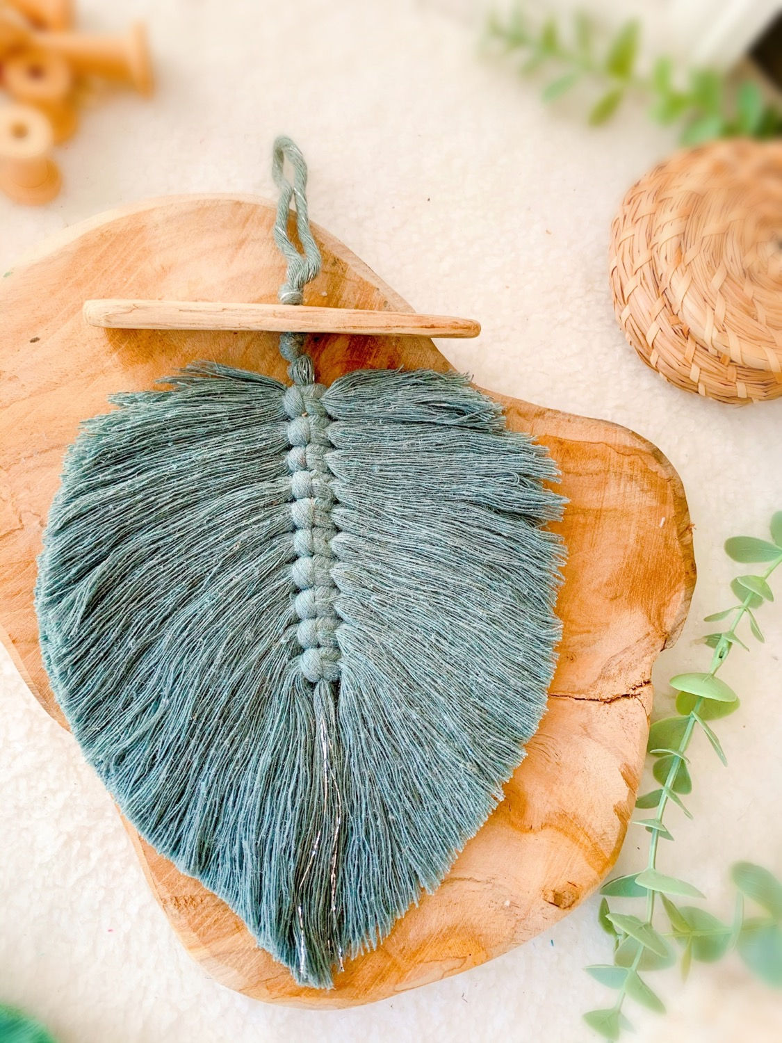 Plume à suspendre en macramé et bois flotté