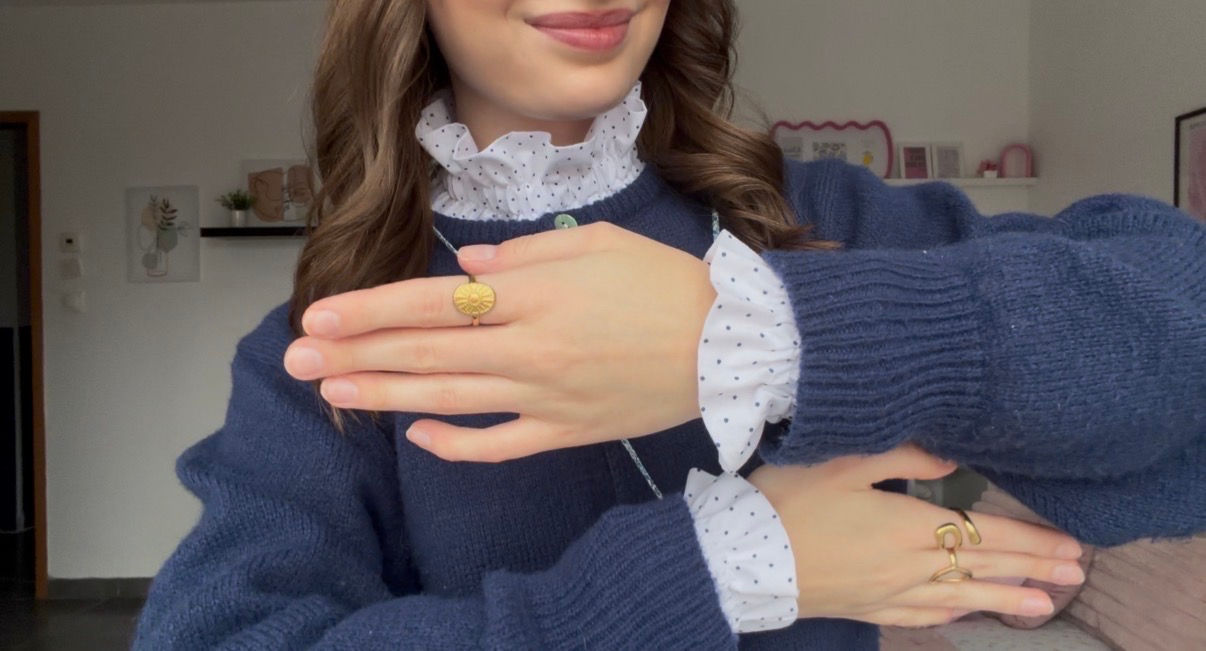 Col Victorien et manchettes blanc pois bleu