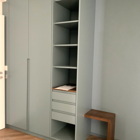 Einbauschrank Eingangsbereich in Blau/Grau mit Fischgratparkett