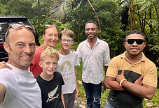 frère de Gusty avec des touristes sur l'ile de Flores