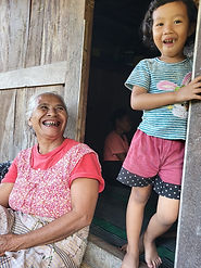 habitants village traditionnel Belaraghi à Flores en Indonésie