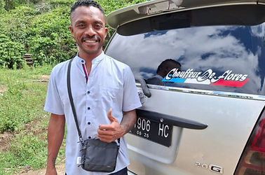 portrait du chauffeur guide Gusty Flores Driver devant sa voiture