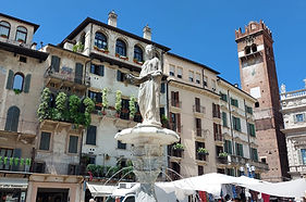 gordes-533375_1920.jpg