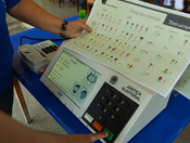 Uma pessoa testando a Urna Eletrônica