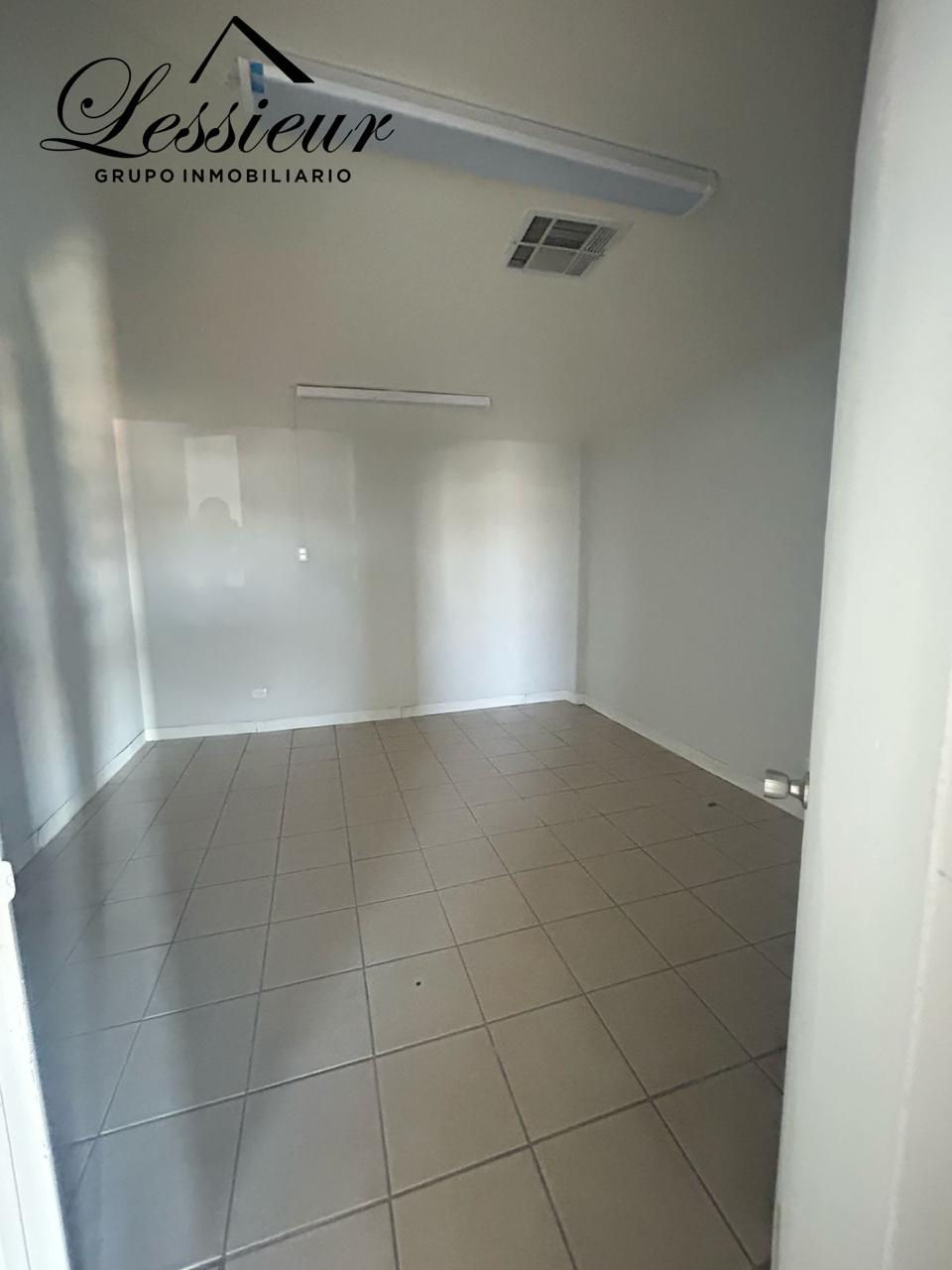 Miniatura: SE RENTA LOCAL UBICADO EN PLAZA SIMONA BARBA